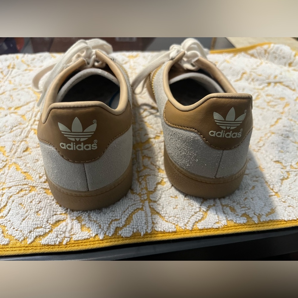 Adidas Originals Men’s 6 Munchen
Cream Faux Leather White Mesa Sneakers
AGY7399 - Picture 5 of 9
